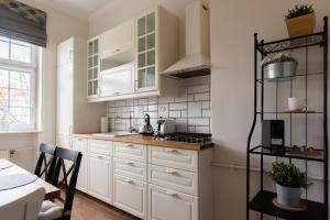 Kuchyňa alebo kuchynka v ubytovaní Olives Marina Apartment Gdańsk + 17 fotografií