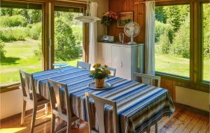 MagnorにあるStunning Home In Magnor With Kitchenのダイニングルーム(青と白のテーブル、椅子付)