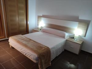 1 dormitorio con 1 cama grande y 2 mesitas de noche en Apartamento14 Ruidera AguaPlacer, en Ruidera