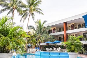 uma vista para o resort a partir da piscina em Hotel Jaragua em Veracruz
