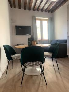 salon ze stołem i krzesłami w obiekcie Appartement velouté w mieście Dijon