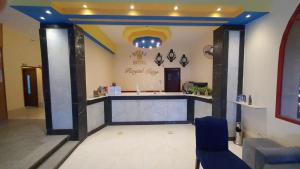 un vestíbulo de una oficina dental con un mostrador en Royal City Hotel en Hurghada
