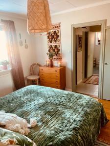 um quarto com uma cama, uma cómoda e um espelho em Super cosy cottage in heart of Dalarna em Västra Fors