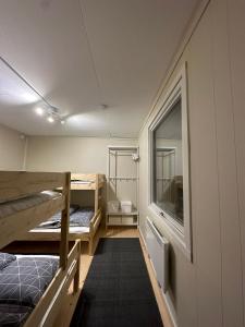 ユッカスヤルビにあるCamp Caroli 2.0の二段ベッド2台と窓が備わる客室です。