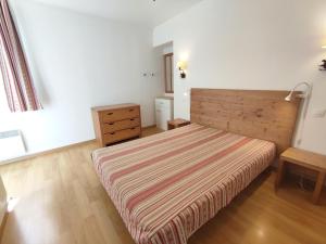 Posteľ alebo postele v izbe v ubytovaní Pat 83, T2, centre Luchon, wifi, casier à skis, 4 personnes