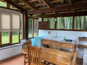 a kitchen with a table and chairs and a sink at Posada La Vereda in Cuetzalán del Progreso