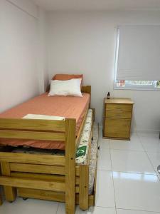 Dormitorio pequeño con cama y vestidor en Cordoba Centro en Córdoba