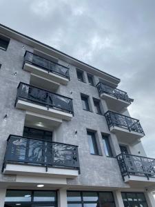 - un bâtiment avec des balcons sur le côté dans l'établissement Apartman LED-Treska, à Kopaonik
