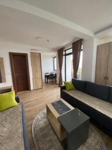 Apartman LED-Treska في كوباونيك: غرفة معيشة مع أريكة وطاولة