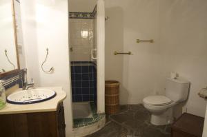 A bathroom at Casa Josefa Még 17 kép