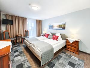 a hotel room with a large bed and a television at Partenerhof in Partenen