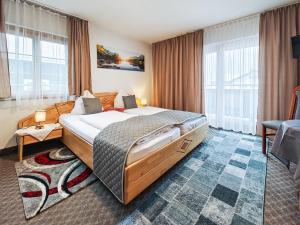 a hotel room with a large bed and windows at Partenerhof in Partenen