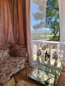 ein Wohnzimmer mit einem Glastisch und einem Fenster in der Unterkunft Château Angélique in Valencia