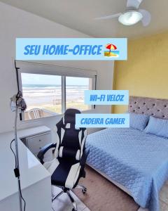 um quarto com uma cama, uma secretária e uma cadeira em Incrível Sacada à Beira Mar APTO 3Q em Tramandaí