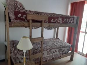 a bunk bed with a lamp in a room at Raíces Departamento 1 in San Rafael