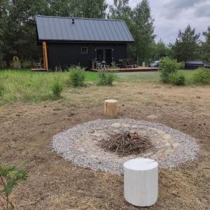 Vonkajšia záhrada v ubytovaní Ślusarnia-domek z sauną nad jeziorem, Kaszuby