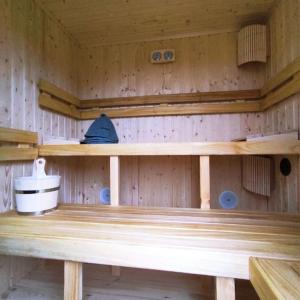 Poschodová posteľ alebo postele v izbe v ubytovaní Ślusarnia-domek z sauną nad jeziorem, Kaszuby