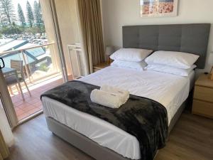 Postel nebo postele na pokoji v ubytování Mooloolaba Beach Apartment