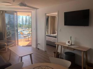 TV a/nebo společenská místnost v ubytování Mooloolaba Beach Apartment