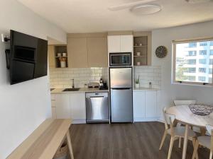 Dapur atau dapur kecil di Mooloolaba Beach Apartment