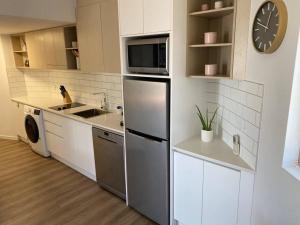 Kuchyň nebo kuchyňský kout v ubytování Mooloolaba Beach Apartment