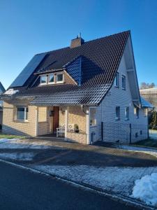 a house with a solar roof on a street at Ferienwohnung am Fuße des Eggegebirges in Bad Driburg