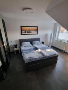 1 dormitorio con 1 cama en una habitación en Ferienwohnung am Fuße des Eggegebirges, en Bad Driburg