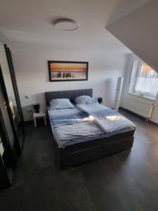 a bedroom with a bed in a room at Ferienwohnung am Fuße des Eggegebirges in Bad Driburg