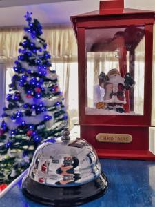 un adorno de Navidad delante de un árbol de Navidad en Hotel Belvedere en Piatra Neamţ