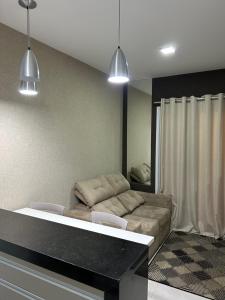 sala de estar con sofá, mesa y sillas en Flat novinho e completo en Sao Jose do Rio Preto