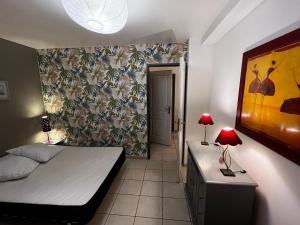 維拉爾－德朗的住宿－Chalet de Montagne Villard de Lans，一间卧室配有一张床和一张带两盏灯的书桌。