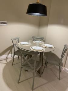 mesa de comedor con 4 sillas y lámpara negra en LAM 39 en pleno centro de la cuidad, en Bahía Blanca 2 fotos más