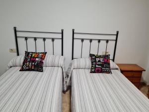 dos camas sentadas una al lado de la otra con almohadas en LA TERRAZA, en Teruel