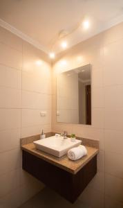 y baño con lavabo y espejo. en Riverfront II, piso 2, suite vista al rio, Puerto Santa Ana, Guayaquil, en Guayaquil