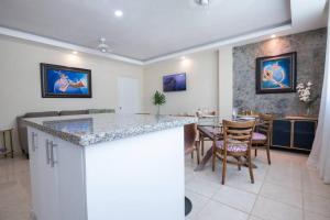 a kitchen and living room with a table and chairs at Suite 10 en la Zona Colonial in Santo Domingo