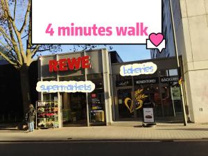 una tienda con señales de minutos caminando delante de ella en Fair and City Frankfurt,85square, en Frankfurt