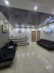 hotel Vaxx في باتومي: غرفة معيشة كبيرة مع كنبتين وتلفزيون