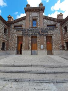 un gran edificio de piedra con escaleras delante en LA TERRAZA, en Teruel