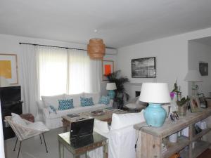 sala de estar con sofá y mesa en Casa con vistas a la Bahía de Cádiz, en El Puerto de Santa María