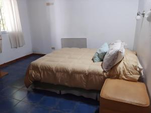 Cama pequeña en habitación con en Abu Maia en Potrerillos