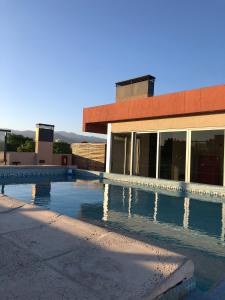 una piscina frente a un edificio en Departamento Bombal Sur en Godoy Cruz