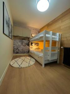 ein Schlafzimmer mit einem Etagenbett und einem Teppich in der Unterkunft IMMOGROOM - Total renovation 2023 - At the foot of the slopes - Wifi - in Tignes