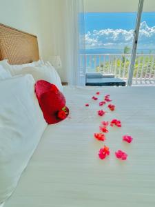 un mucchio di petali di rosa su un letto di Sublime Love Private Beach a Santa Bárbara de Samaná
