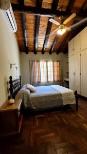 1 dormitorio con 1 cama grande y ventilador de techo en Casa Simona en San Rafael