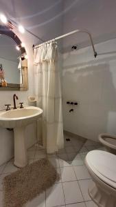 Baño blanco con lavabo y aseo en Casa Simona en San Rafael