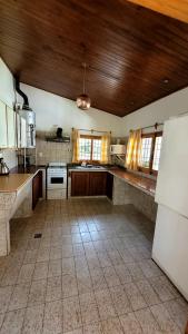 cocina grande con techos de madera y techo de madera en Casa Simona en San Rafael