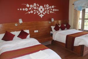 Rúm í herbergi á Chitwan Forest Resort , Chitwan National Park