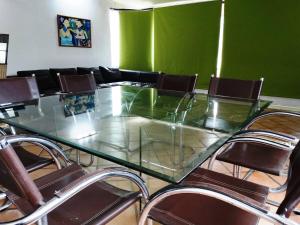a conference room with a glass table and chairs at CASA CENTRO DE REÑACA, 5 HABITACIONES, terraza vista al mar in Viña del Mar