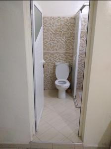 uma casa de banho com um WC branco num corredor em Appartement meublé près du grand souk Elhad em Agadir