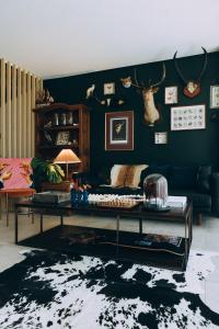 salon z kanapą i stołem w obiekcie ‘The Lumos’ Designer home Close to Olympic Park w mieście Sydney